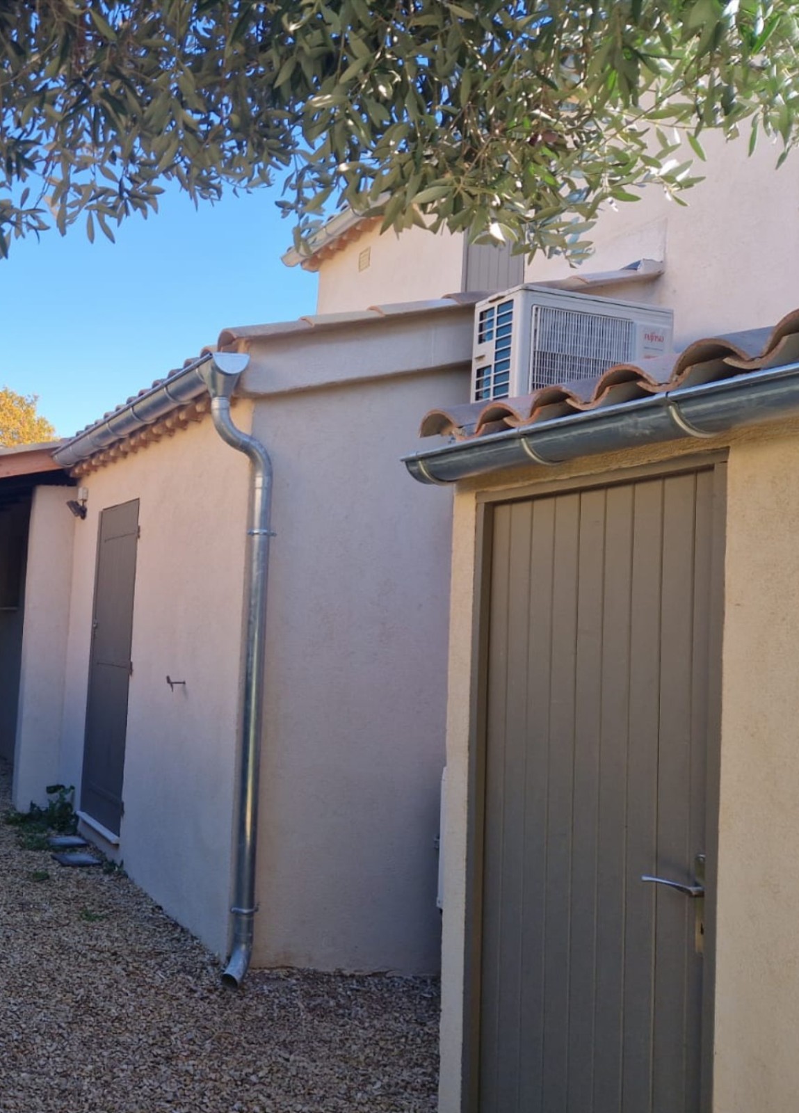 M Charpentes : Votre expert pose et fourniture de  gouttières et descentes en zinc à Lourmarin