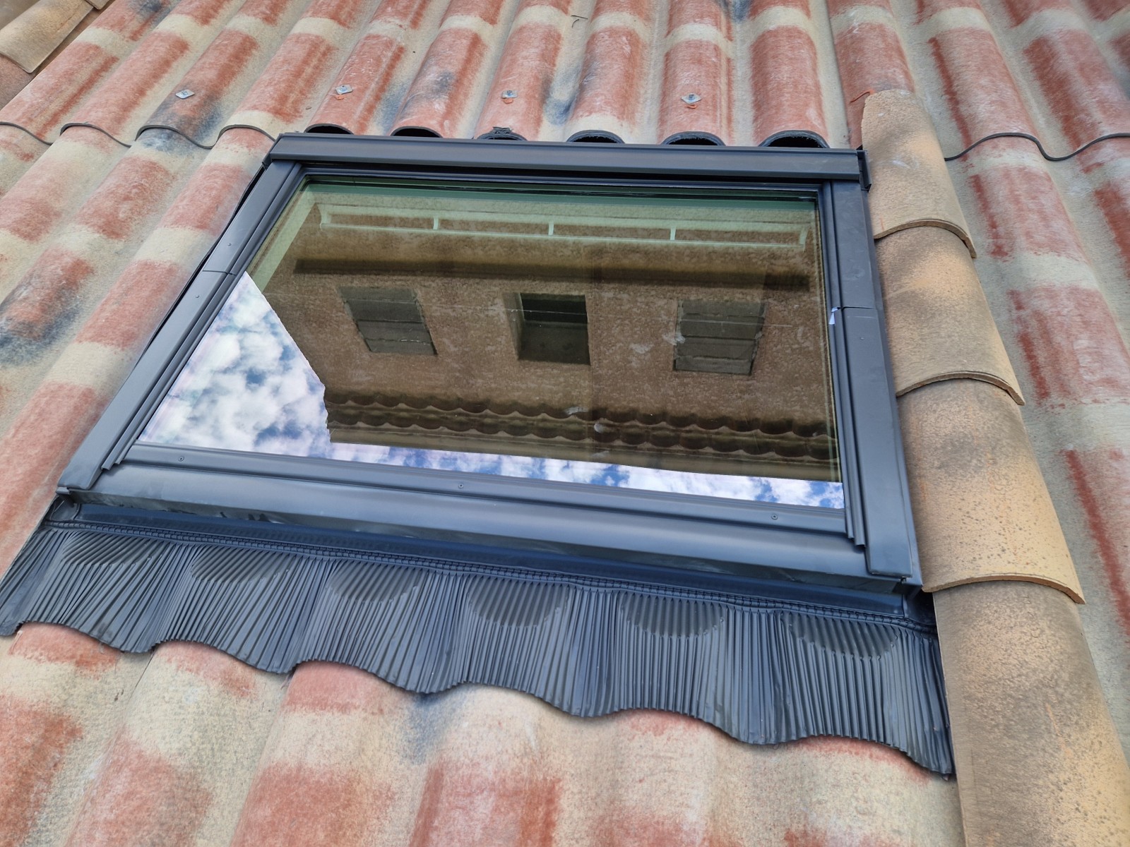 Pose de Velux à Berre l'Étang sur une toiture en tuiles canal avec raccord d'étanchéité renforcé
