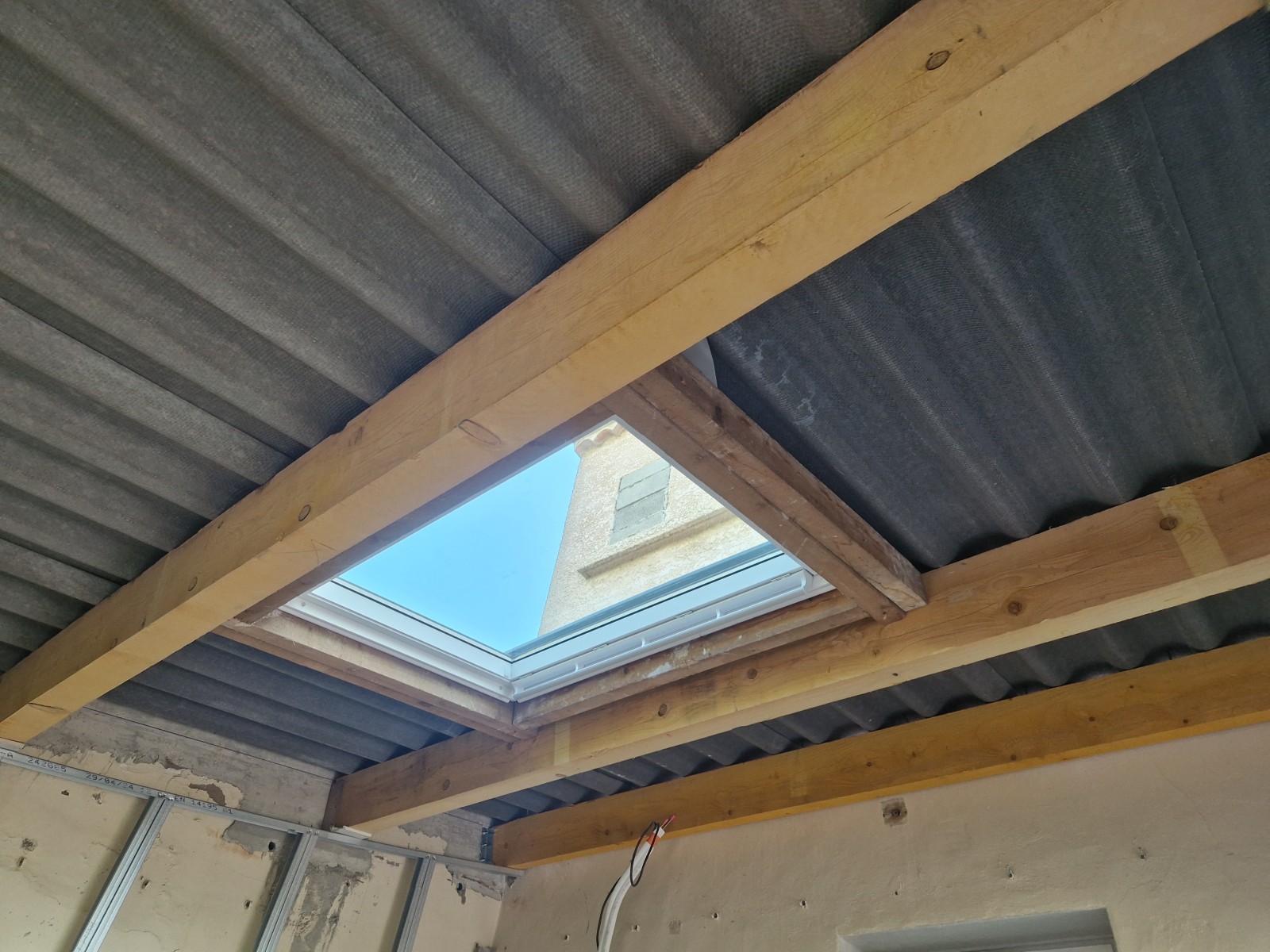 M Charpentes : Votre spécialiste pour la pose de Velux sur les toitures de maisons à Berre l'Étang