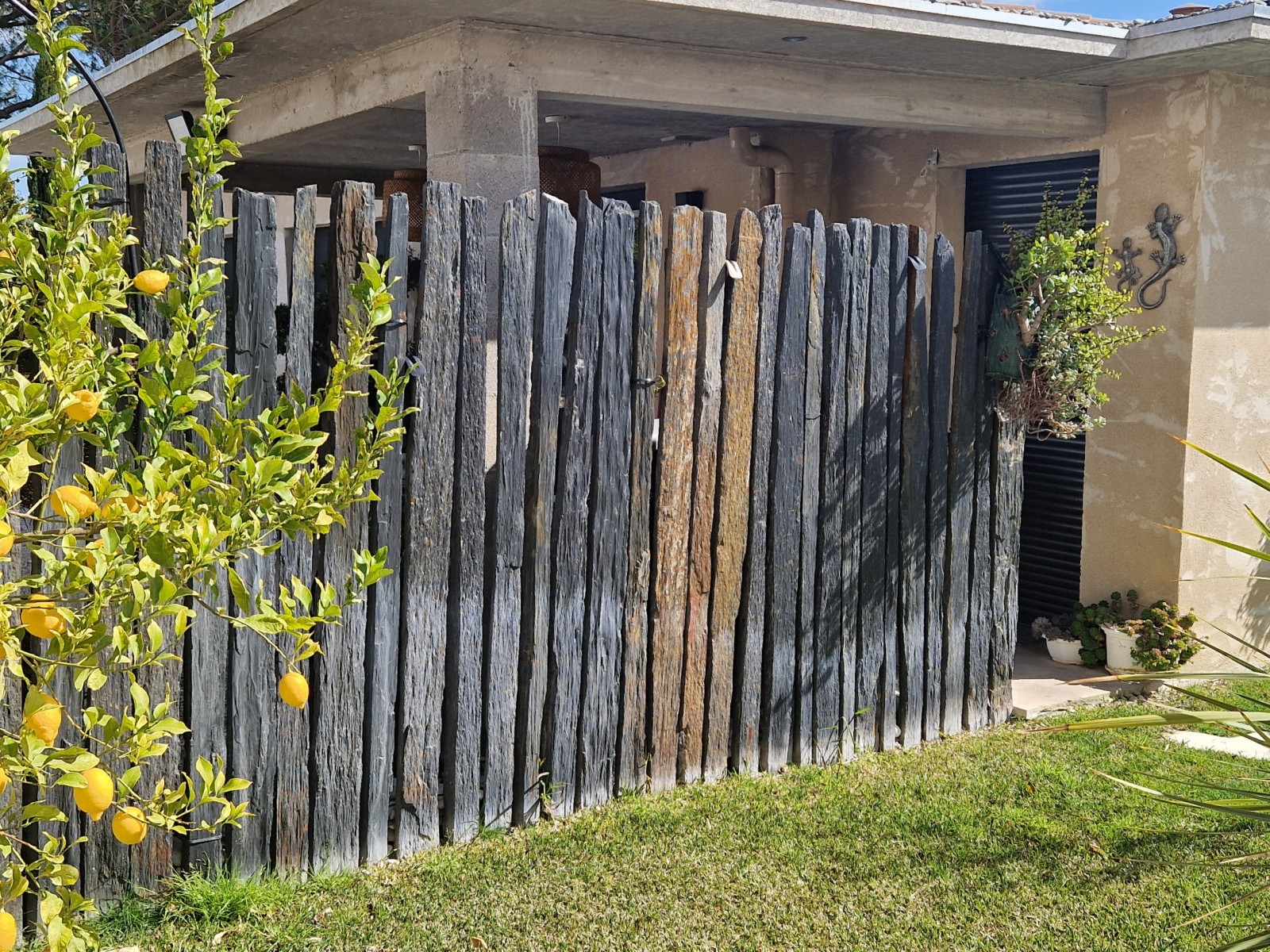 Pose de pare vue en ardoise sur la commune de Lançon de Provence