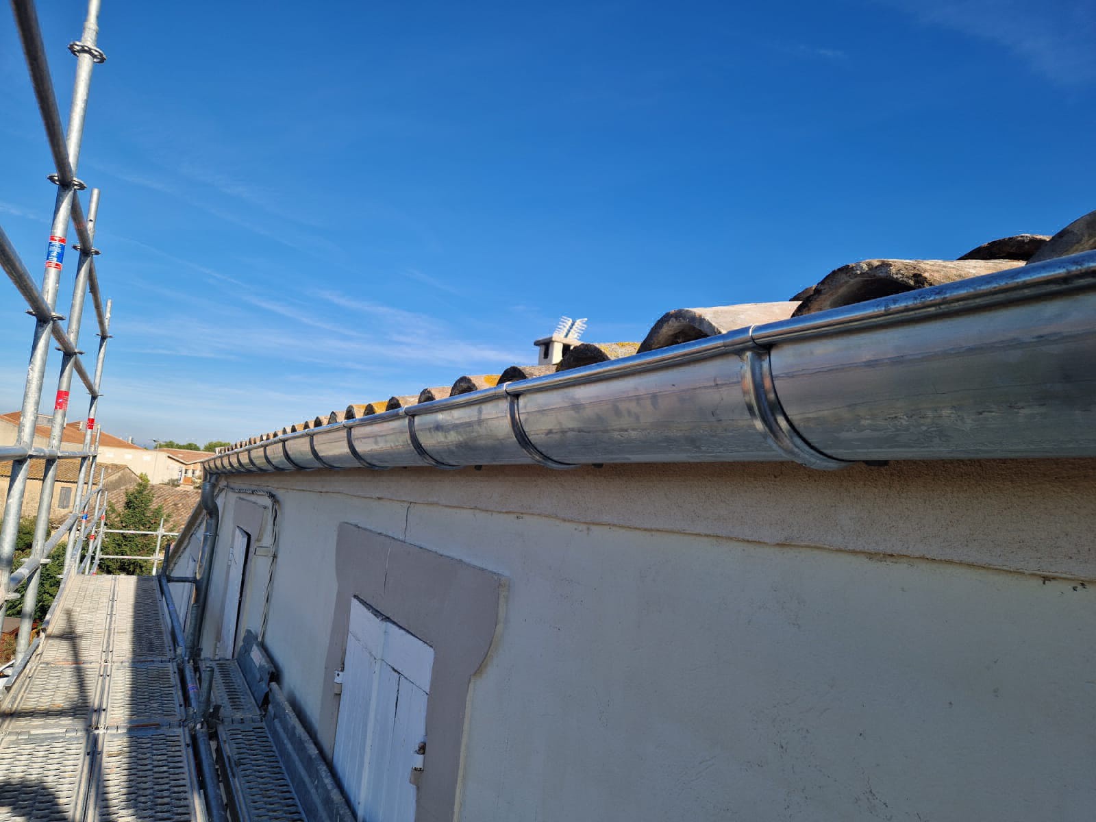 Pose de gouttières et de descentes sur la ville de Lançon de Provence dans les Bouches du Rhône