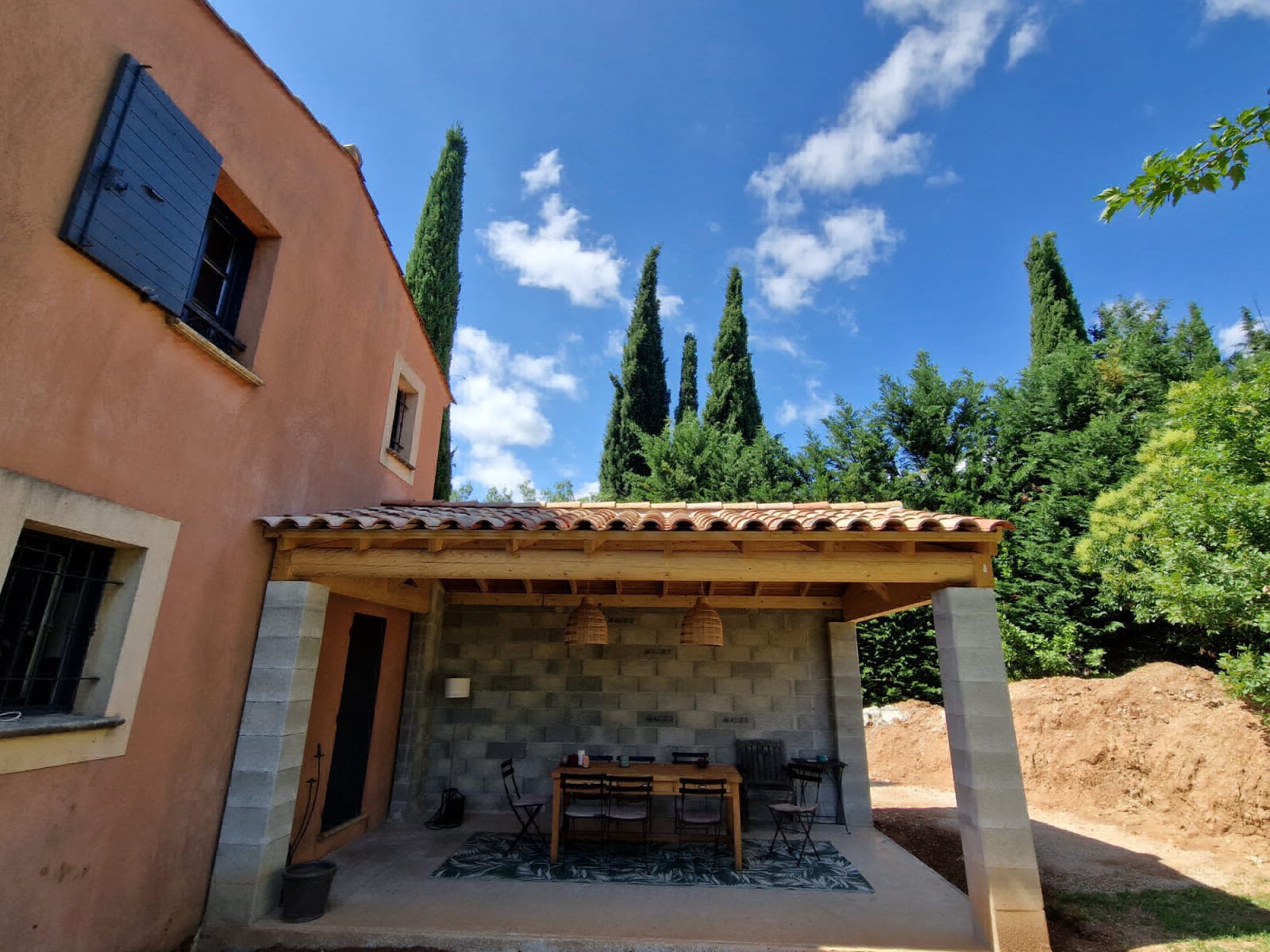 Réalisation d'un abri de piscine et d'un pool House avec une charpente traditionnelle et plafond en bois et couverture en tuile mécanique sur la commune d'Eguilles