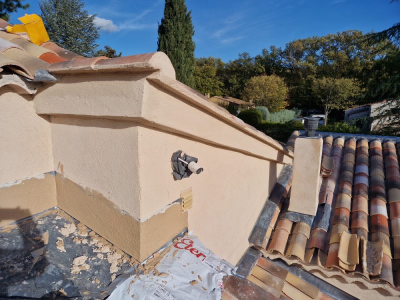 Réparation de toiture après intempéries par une équipe de professionnels qualifiés à Lourmarin