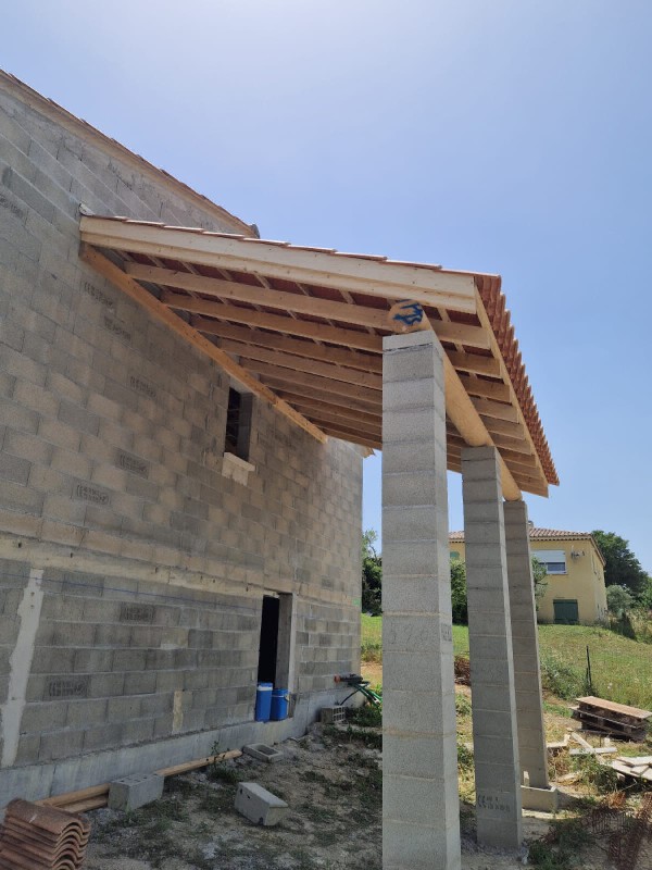 Vue d'ensemble d'un auvent bois sur mesure après intervention rapide de nos charpentiers