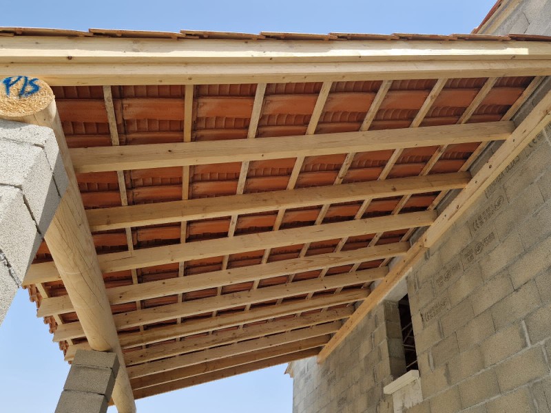 Urgence toiture : réparation après sinistre pour sécuriser la charpente bois de votre maison