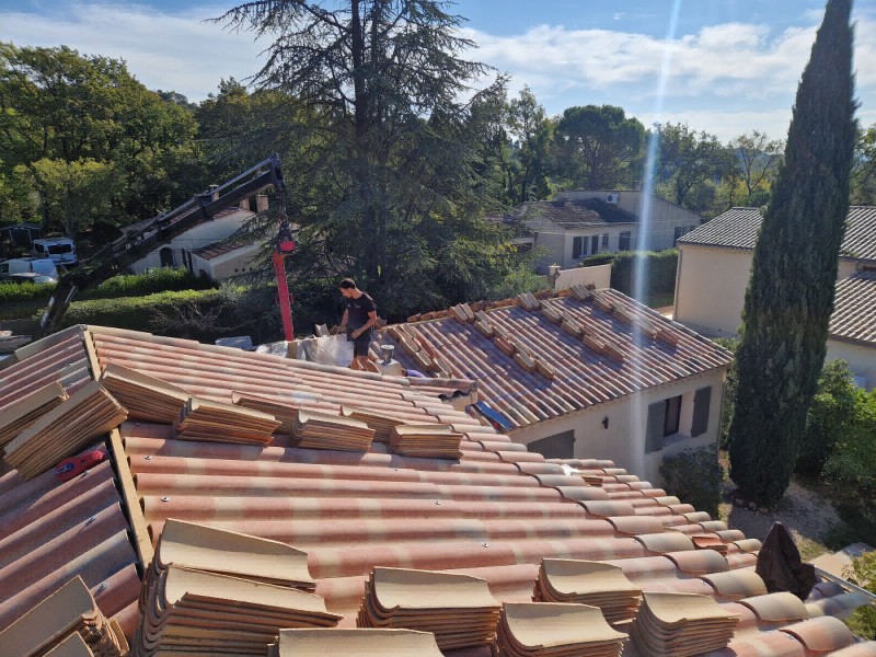 Artisan couvreur pour rénovation de toiture et pose de charpente à Lourmarin : M Charpentes