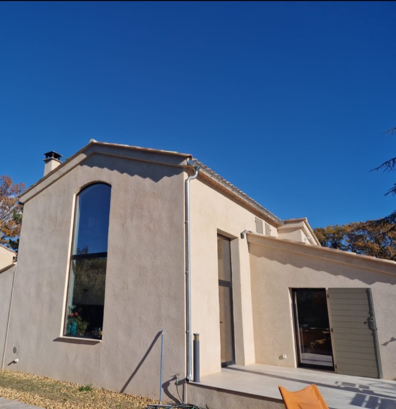 M Charpentes : Votre expert pose et fourniture de  gouttières et descentes en zinc à Lourmarin