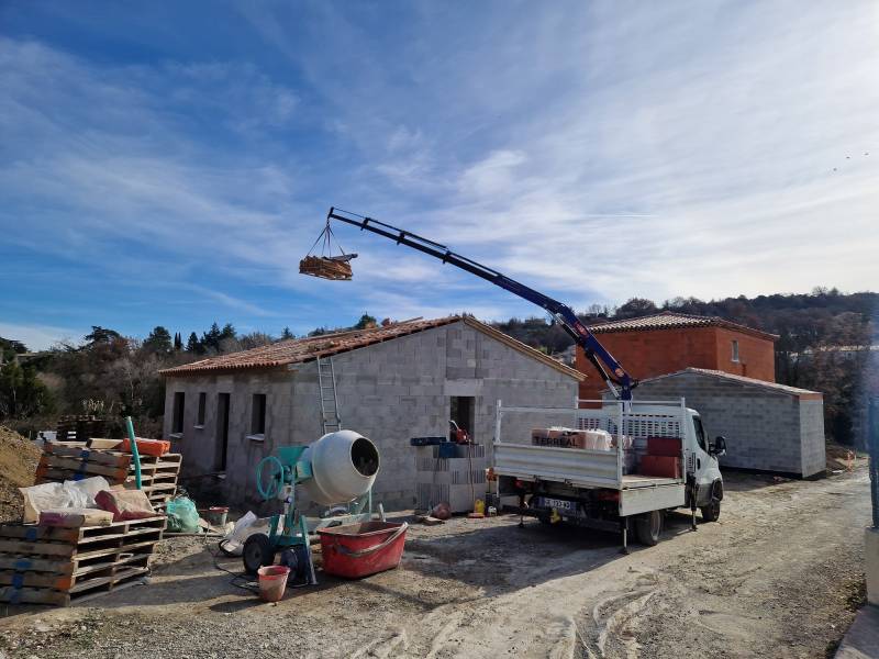 chantier de construction de maison avec pose de charpente et de toiture neuve à manosque