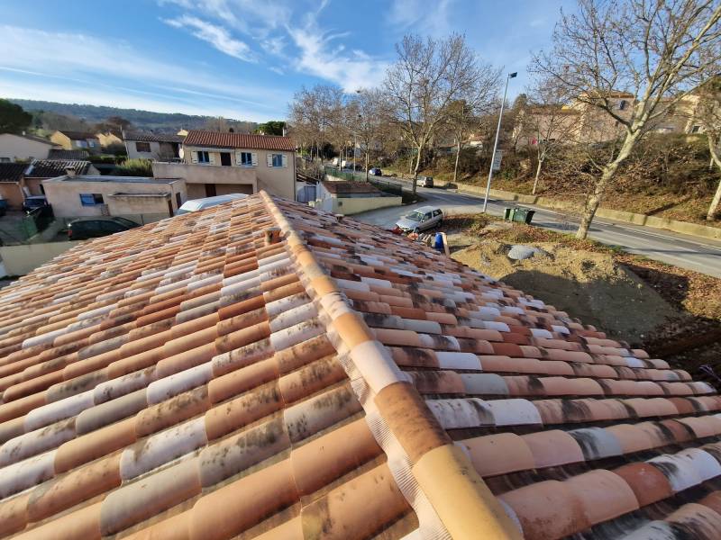 toiture avec couverture en tuiles de terre cuites et son faîtage à sec  fini a manosque 04 dans les Alpes de Hautes provence