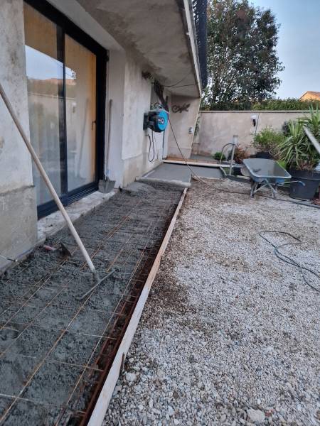 Mise en ouvre du collage de la nouvelle dalle en béton