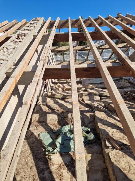 Dépose de l'ancienne charpente en bois  et couverture en tuile à Marseille