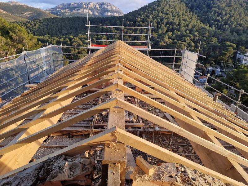 Pose des nouveaux chevrons en bois à Marseille 
