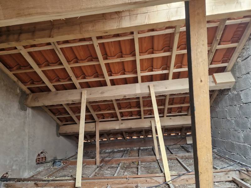 Renforcement d'un plafond ancien avec fixation à la charpente
