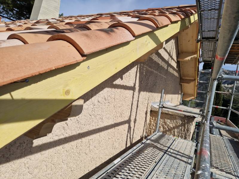 Tuiles de rives posé sur une planche en bois comme finition en toiture à Marseille