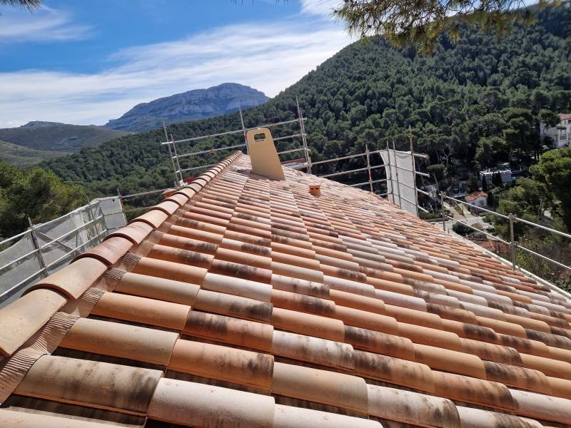 Toiture en tuiles de terres cuite avec faîtages à sec et souche de cheminé poujoulat fini à Marseille