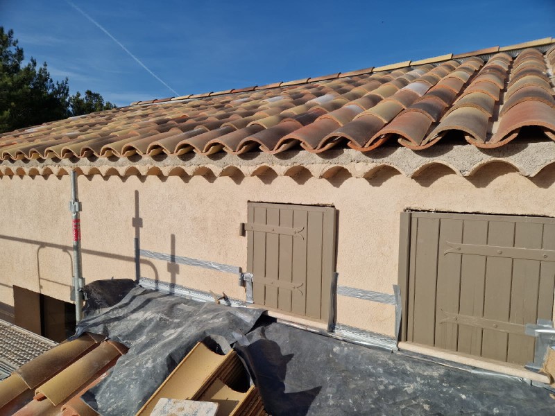 Chantier de rénovation avec installation de plaques sous tuiles pour une étanchéité renforcée à Lourmarin