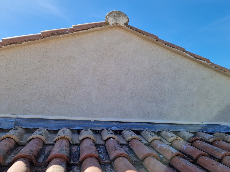 réalisation de la deuxième couche d'enduit sur la façade 