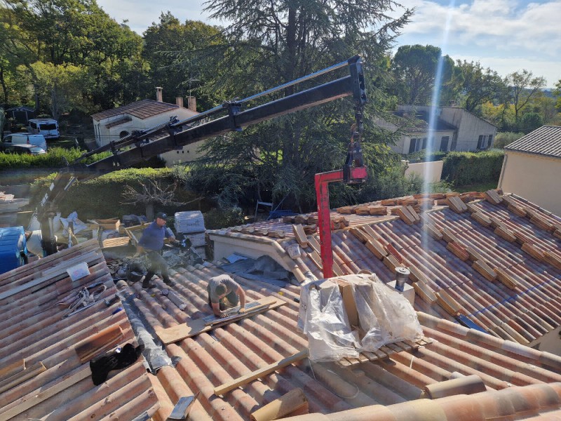 Remplacement de toiture ancienne avec pose de tuiles canal traditionnelles sur une villa située à Lourmarin