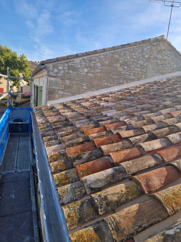Pose de gouttières et de descentes sur la ville de Lançon de Provence dans les Bouches du Rhône
