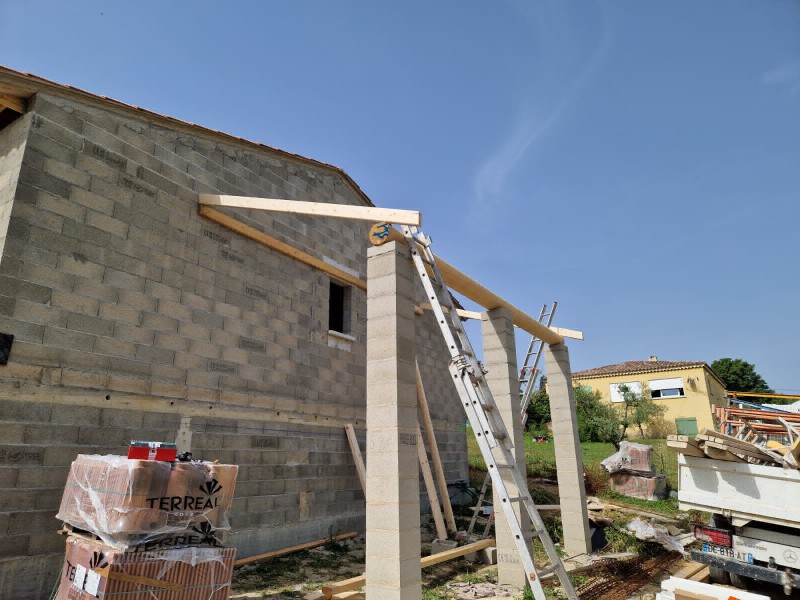 Réalisation d'un auvent en charpente traditionnelle et une couverture en tuiles mécaniques à Manosque dans les Bouches du Rhône