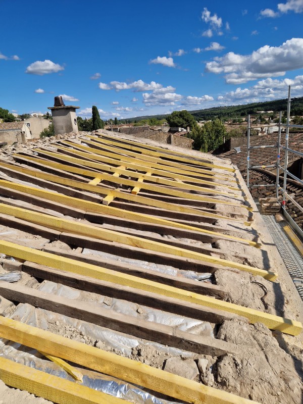 Étanchéité garantie pour cette rénovation à Lançon-de-Provence. M Charpentes intervient avec réactivité partout dans les Bouches-du-Rhône