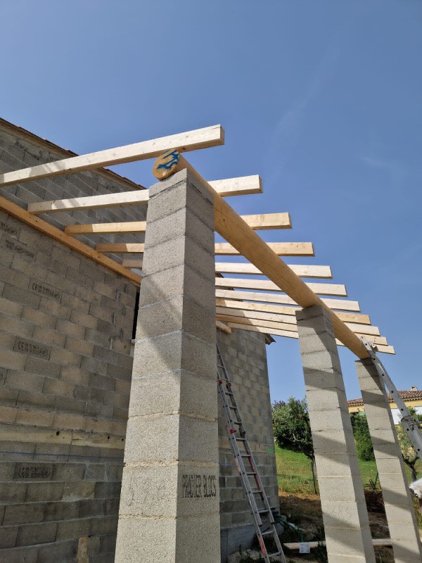 Détail d'un assemblage tenon-mortaise renforçant la solidité de la structure près de chez moi