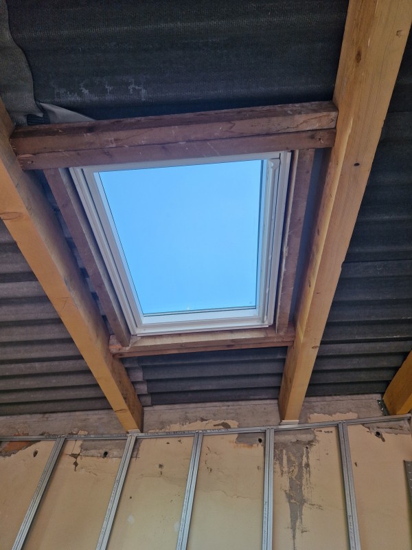 Remplacement d'un ancien châssis par un Velux à Berre l'Étang pour améliorer l'efficacité énergétique des combles