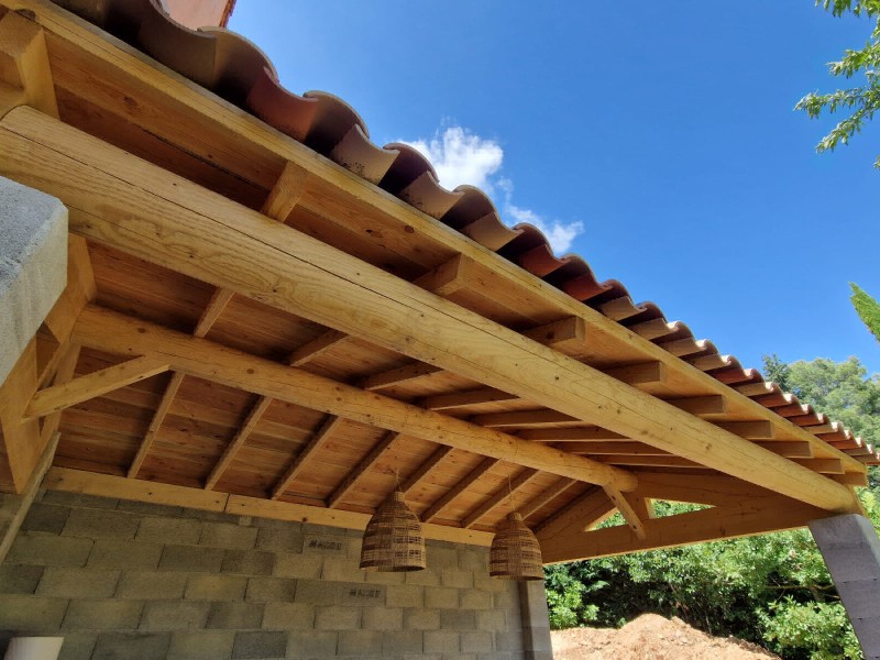 Assemblage de poutres porteuses pour une construction durable près de chez moi à Éguilles