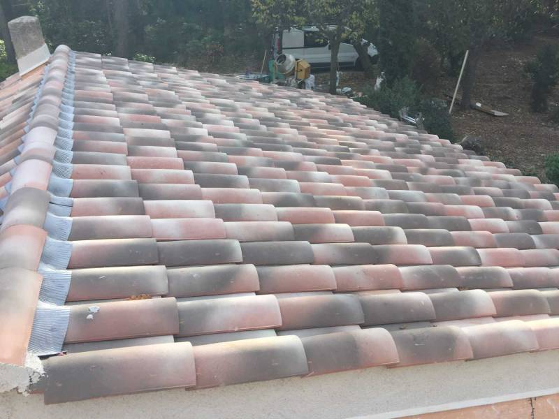 Vu du faîtage avec son closoir ventilé et sa  rive bâtie réalisé et terminé par nos ouvriers à Ventabren