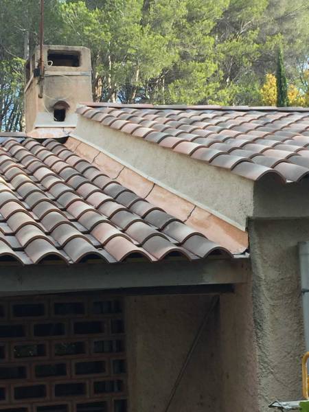 Vu du solin en calandrite avec son bandeau de finition à Ventabren