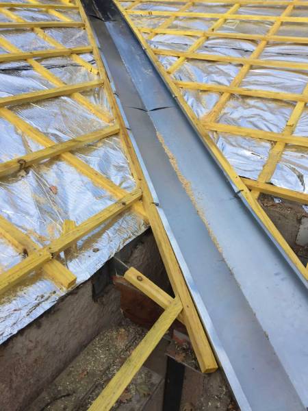Réalisation d'une noue en zinc en toiture à Ventabren