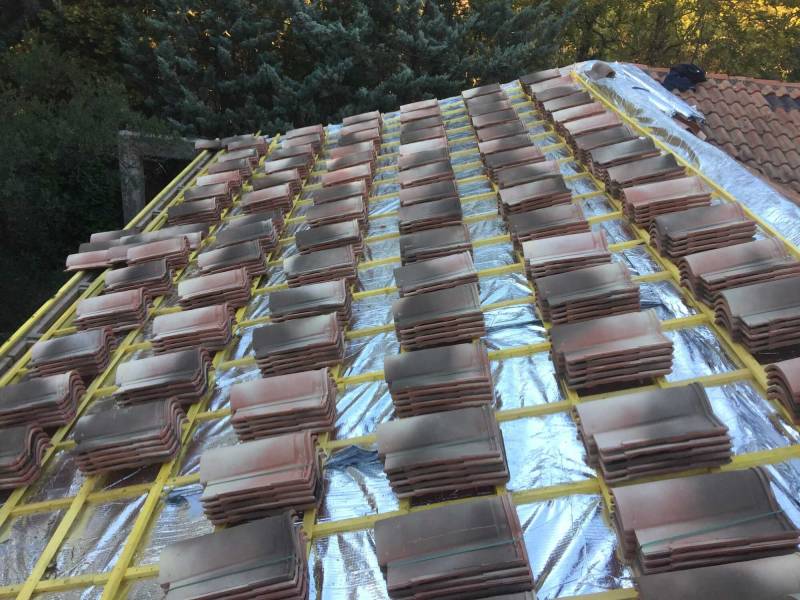 Mise en place de la nouvelle couverture en tuiles mécaniques du type 10/m² à Ventabren