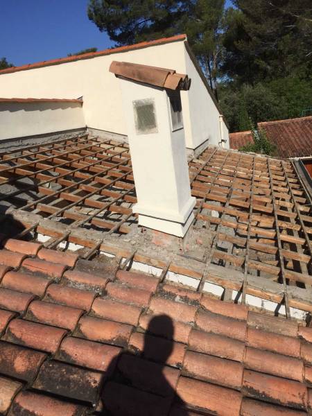 Dépose de l'ancienne couverture en tuiles à Ventabren