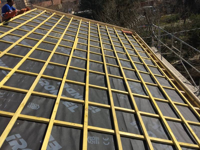 Pose de l'écran sous toiture et litonnage de la toiture à Marseille 