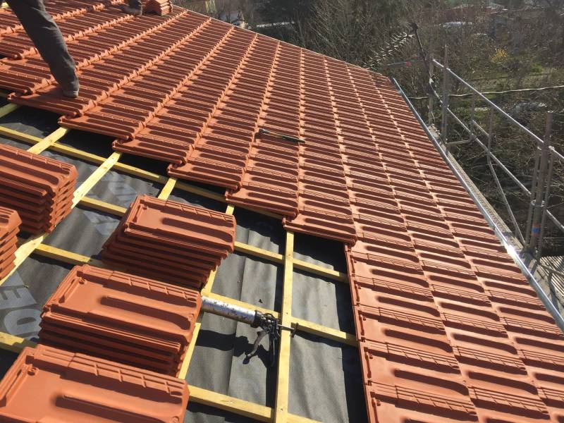 Réalisation de la nouvelle couverture en tuiles de terre cuite plate Marseillaise à Marseille 