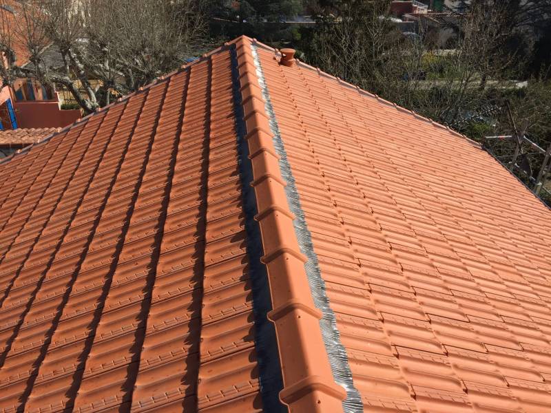 Toiture en tuiles terre cuites plate marseillaise et son faîtage avec closoir ventilé fini à Marseille  