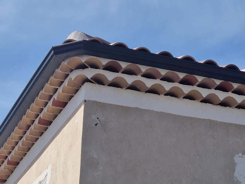Vu de l'angle de gouttière et génoise 2 rangs sur Lançon de Provence 