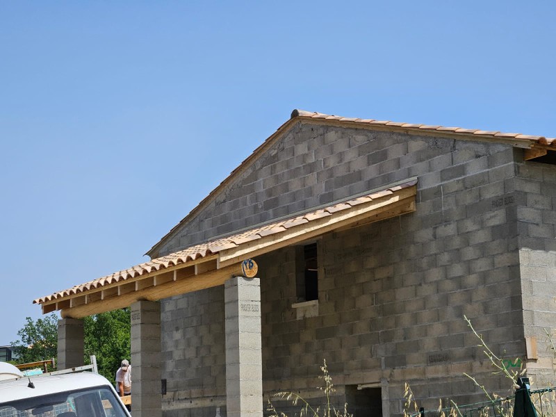 Réalisation d'un auvent en charpente traditionnelle et une couverture en tuiles mécaniques à Manosque dans les Bouches du Rhône