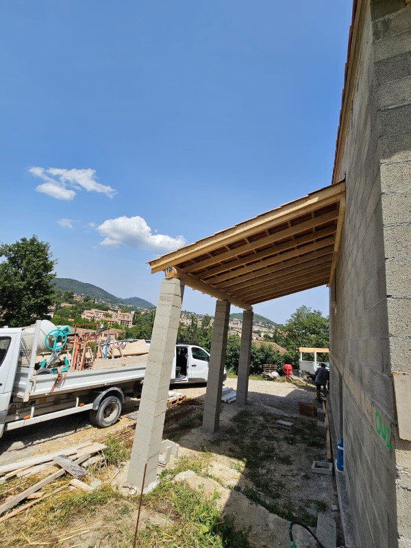 Artisan Charpentier pour Pose d’Auvent et Charpente Bois à Manosque (04)